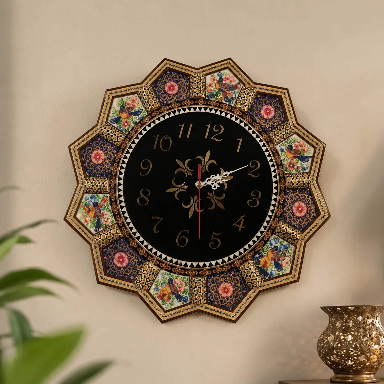ساعت دیواری خاتم‌کاری و تذهیب طرح ستاره ماروک